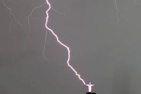 Raio atingindo o cristo redentor.