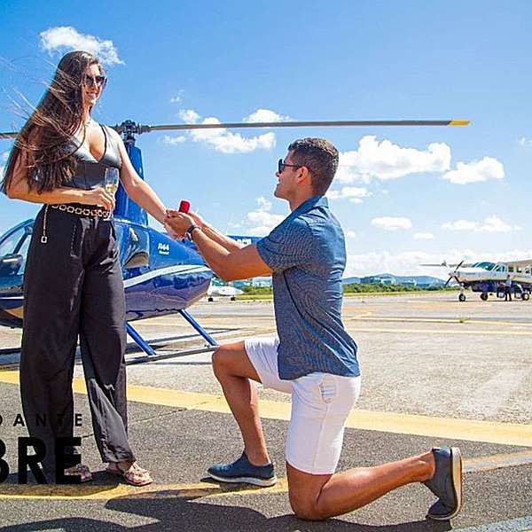 Homem pedindo mulher em casamento na frente do helicóptero.
