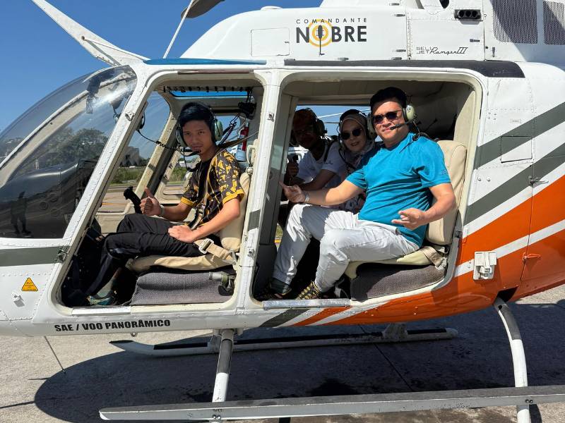 Passeio de helicoptero sem portas.